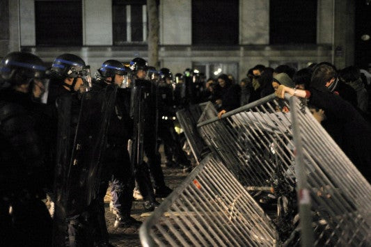 Αγριες συγκρούσεις -Τα προάστια του Παρισιού φλέγονται